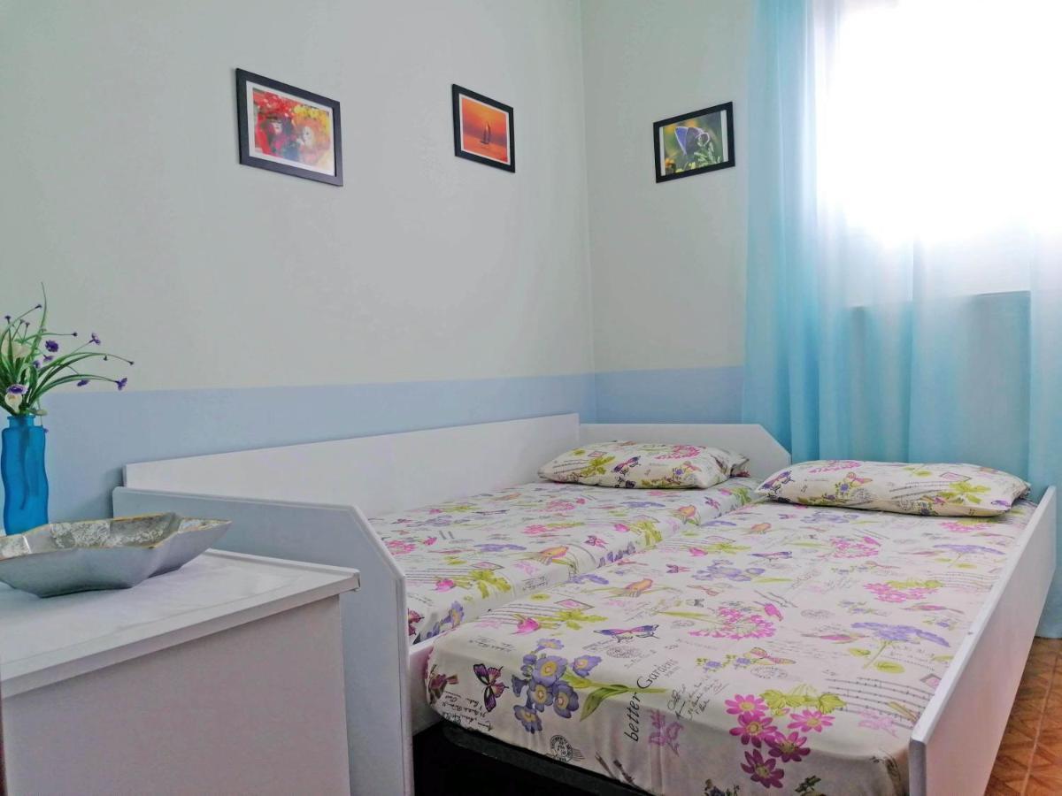 לריסוס Vanna'S Holiday House מראה חיצוני תמונה